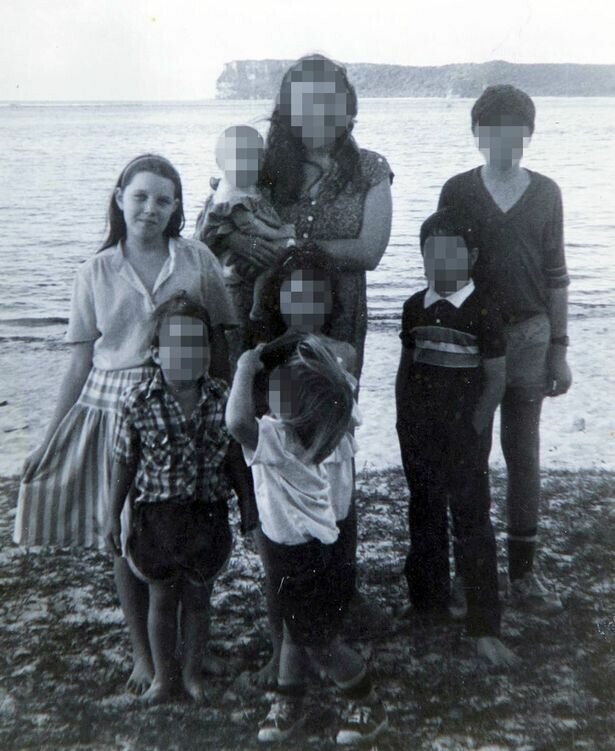 Мать Кристины вместе с ней и младшими детьми 