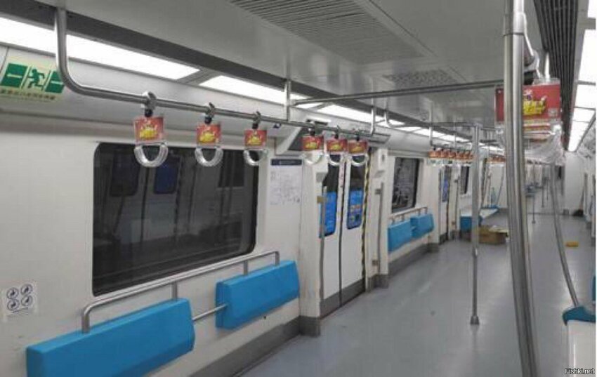 На 10-й ветке пекинского метро у части вагонов выкинули кресла, чтобы увеличи...