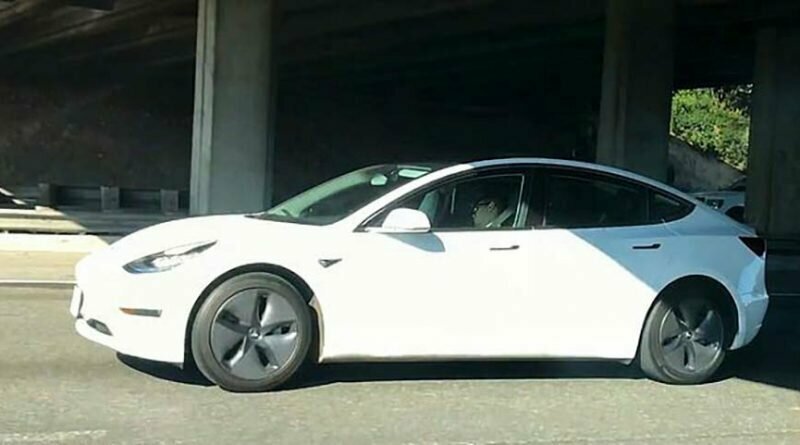 В Калифорнии засняли мужчину, который в час пик умудрился поспать за рулём едущей на автопилоте Tesla