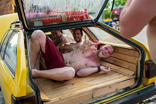 Горячие эстонские парни устроили в машине сауну