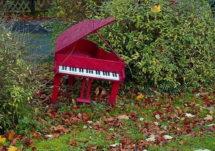 Рояль в кустах