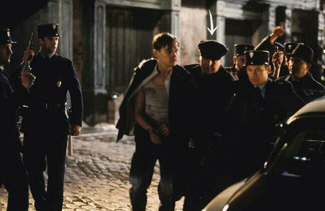 "Поймай меня, если сможешь"  Мошенника Фрэнка в исполнении Леонардо ДиКаприо по сюжету ловят во Франции, а арестовывает его переодетый во французского жандарма настоящий Фрэнк Абигнейл, по чьей реальной истории снят этот фильм