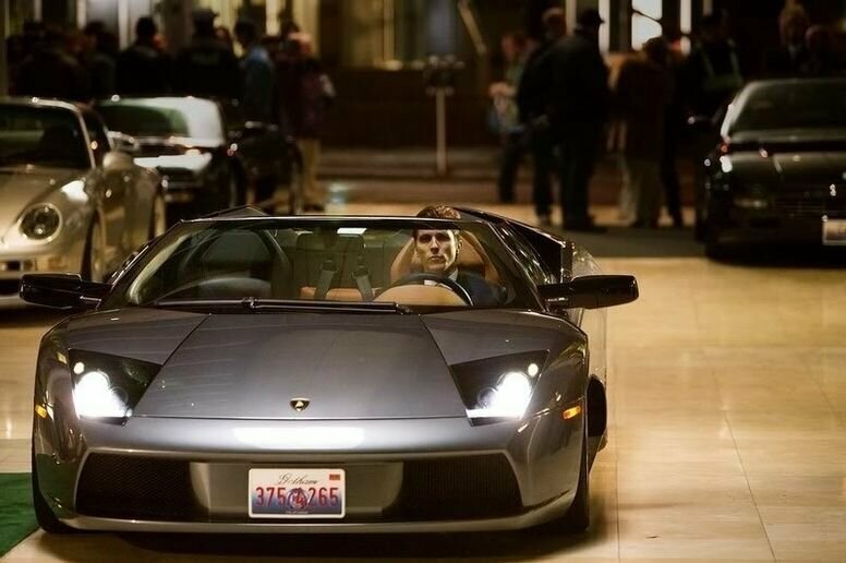 В фильме «Темный рыцарь» Брюс Уэйн, он же Бэтмен, в повседневной жизни ездит на Lamborghini Murcielago. Murcielago – испанское слово, обозначающее «летучая мышь».