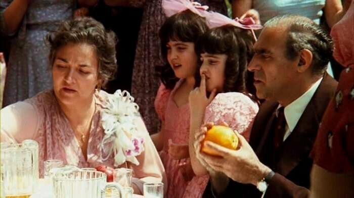 «Крестный отец» (1972) В большинстве сцен, предшествующих чьей-либо смерти, можно увидеть апельсины. Таким образом, в фильме эти яркие фрукты являются предвестниками смерти
