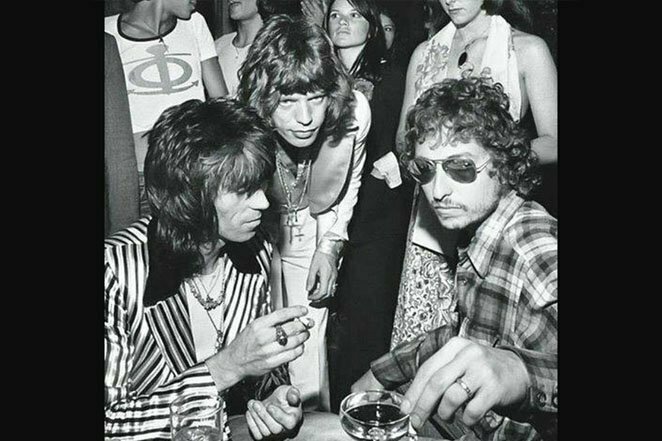 5. Секс, наркотики, рок-н-ролл: Мик Джаггер, Кит Ричардс и Боб Дилан в нью-йоркском клубе в 1972 году. Отмечают 29-летие Мика Джаггера