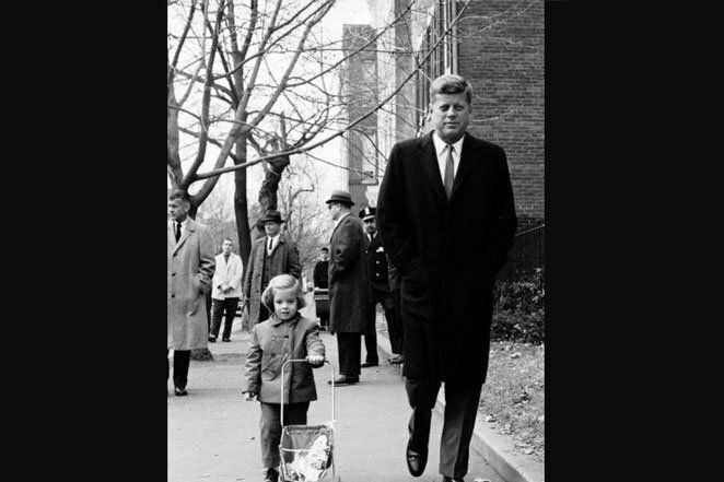 10. Отец и дочь: снимок сделан через две недели после того, как Кеннеди одержал победу над Никсоном в гонке за президентство в 1960 году