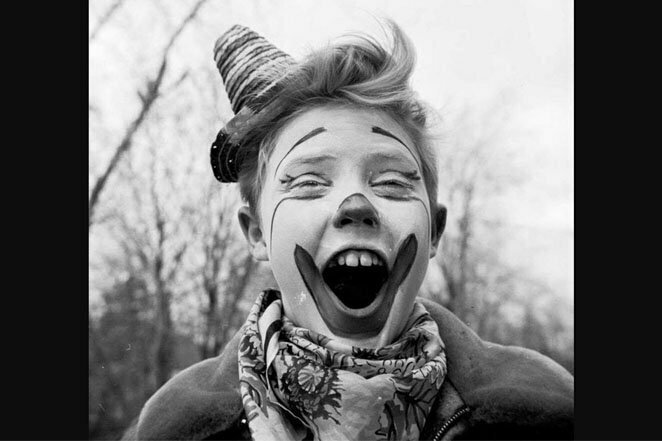 1. Глупый клоун: Кристофер Уокен развлекает своих приятелей. Бейсайд, Квинс, 1955 г.