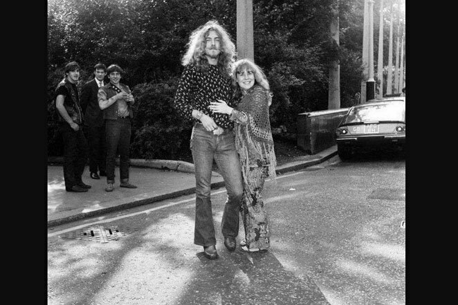 21. Лестница в небеса: Роберт Плант из группы Led Zeppelin с Сэнди Дэнни из Fairport Convention, 1970 г.