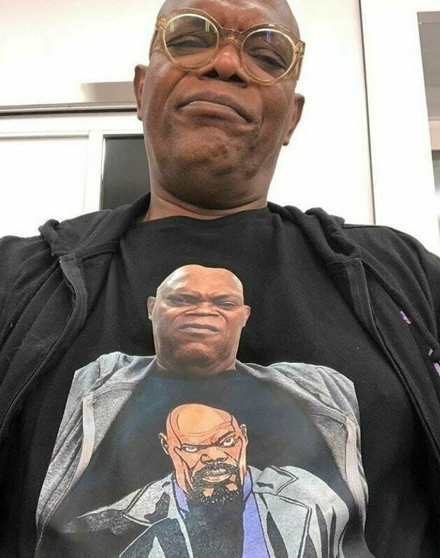 Сэмюэл Л. Джексон в футболке с самим собой, надевшим футболку с самим собой