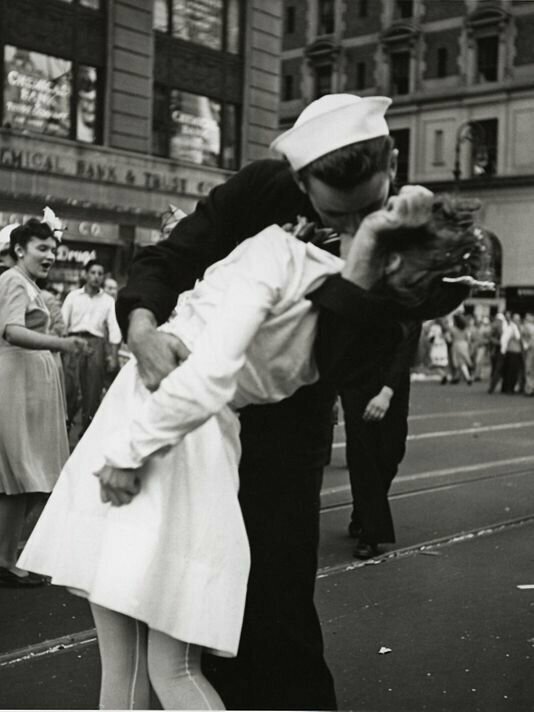 Истории самых известных фотографий 20 века: Победный поцелуй