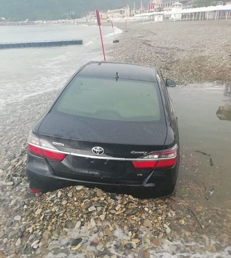 В Архипо-Осиповке отдыхающие едва не утопили машину в море