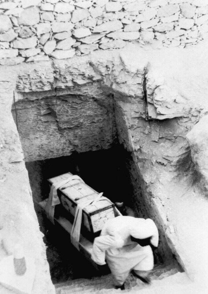 9. Древние артефакты выносят из гробницы фараона во время раскопок в Каире. (AP Photo)