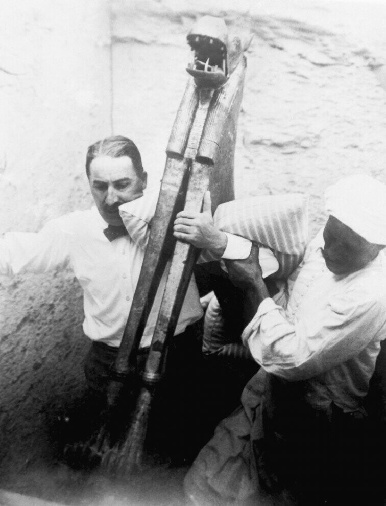 11. Археологи выносят древние артефакты во время раскопок в Каире. (AP Photo)