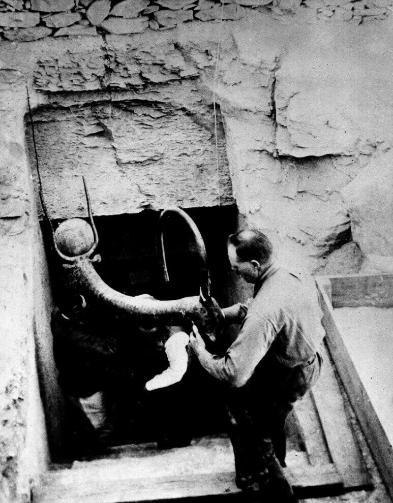 4. Археологи достают предмет из гробницы фараона Тутанхамона в долине фараонов в Луксоре, Египет, 1923 год. (AP Photo)