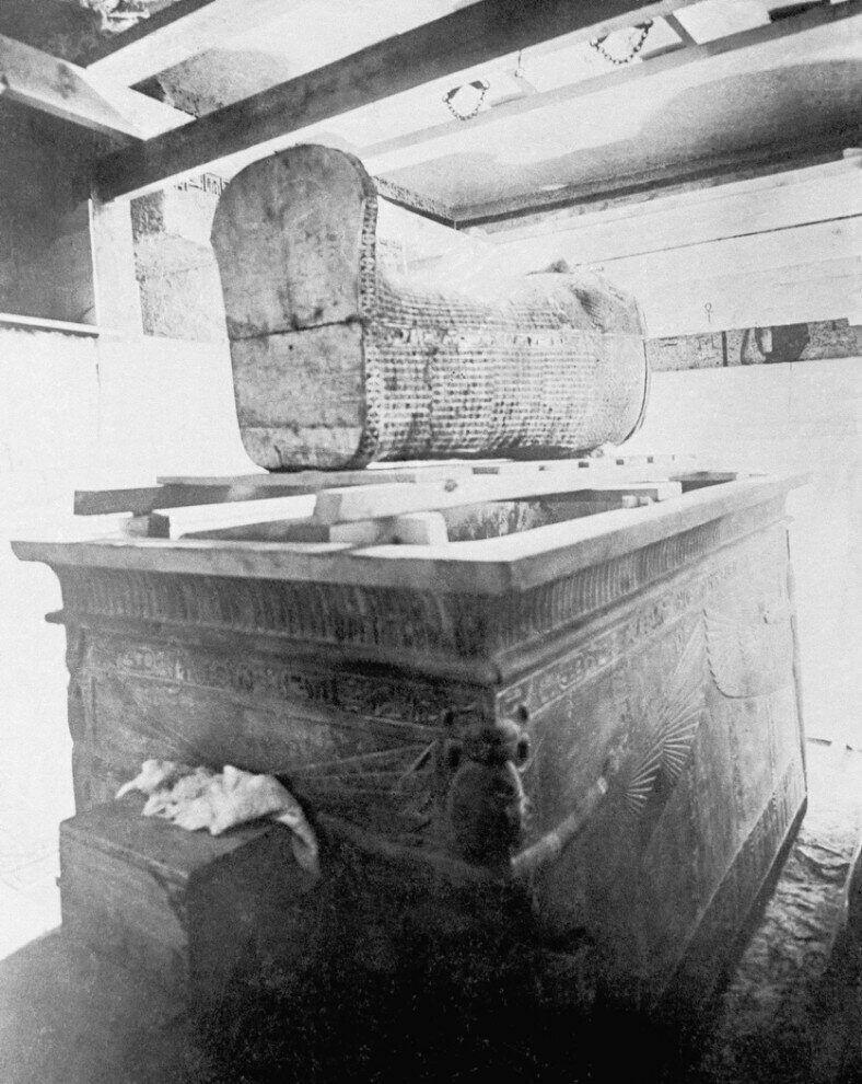 8. Гробница Тутанхамона. Снимок сделан в 1920-ые годы. (AP Photo)