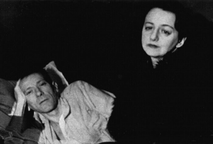 Последнее фото писателя с женой Еленой Сергеевной.