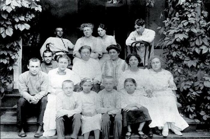 Дача Булгаковых в Буче, август 1913. В верхнем ряду слева направо: Михаил, его мать, первая жена Татьяна.