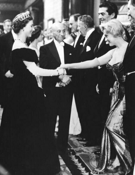 Мэрилин Монро знакомится с королевой Елизаветой Второй в Лондоне, 1956 год