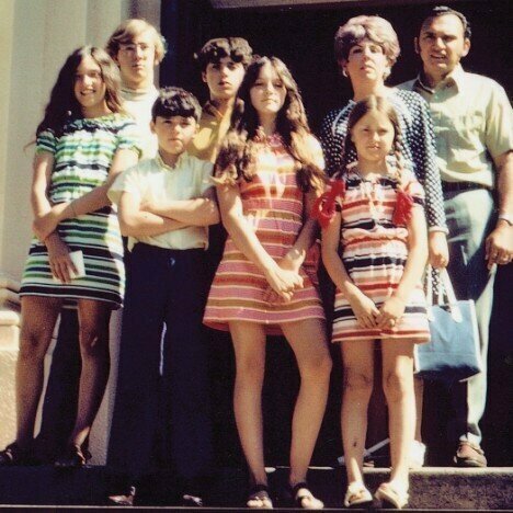 Луиза Чеконе (Мадонна) с братьями, сестрами, мачехой и дядей. 1970 год