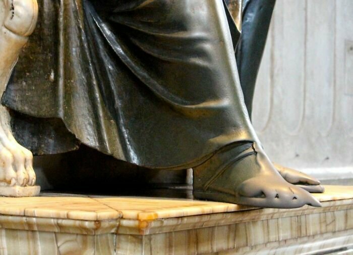 28. Ноги святого Петра в Ватикане, к которым прикасаются паломники