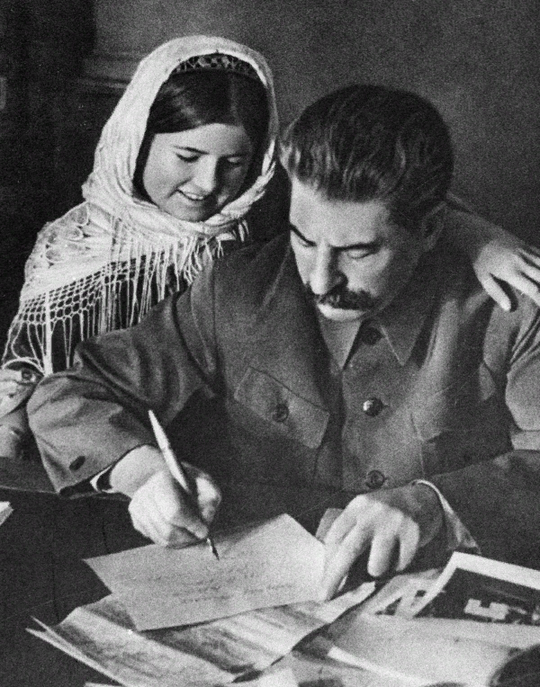 на фото Сталин и Мамлакат Нахангова из Таджикистана