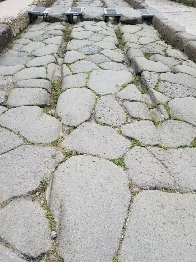 6. «Следы от колёссс на каменной дороге в Помпеях»