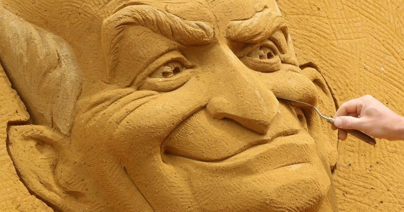 Портрет Луи де Фюнеса из песка