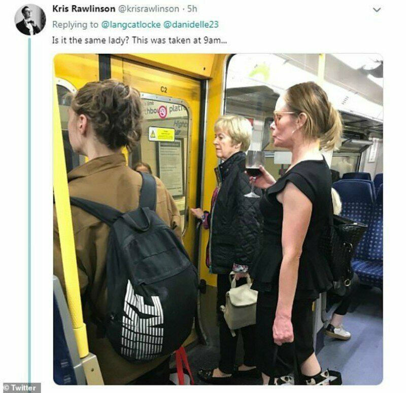 Другие вспомнили, что тоже видели ее в метро: "Это та же женщина? Это фото сделано в 9 утра"