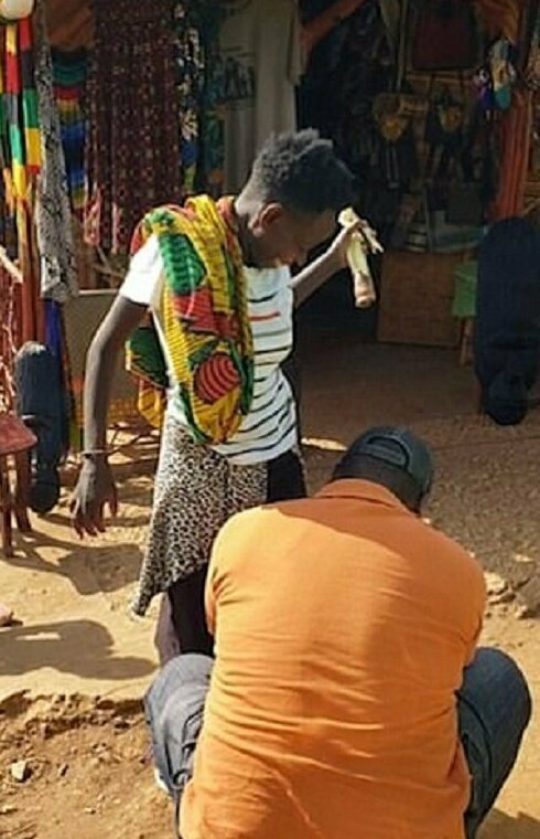 Угандийка счастлива, получив первую в жизни пару туфель