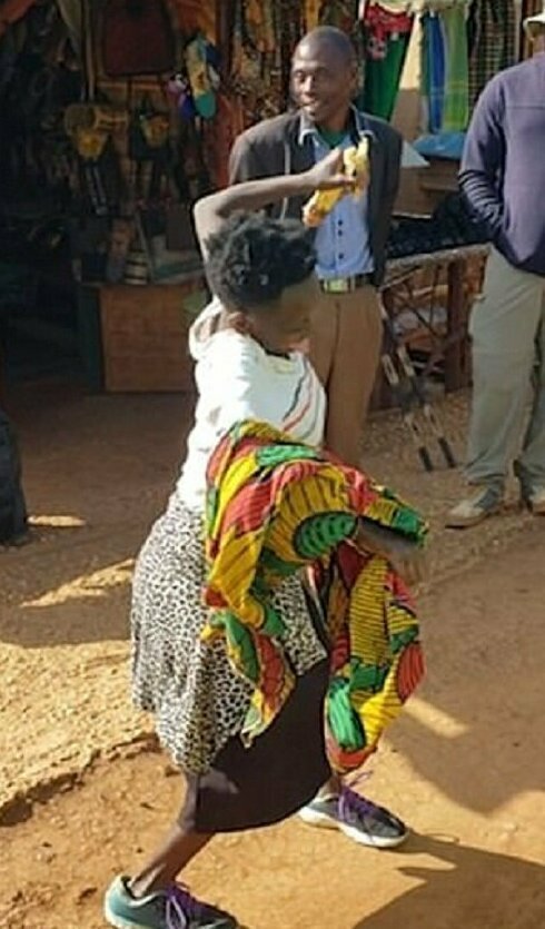 Угандийка счастлива, получив первую в жизни пару туфель