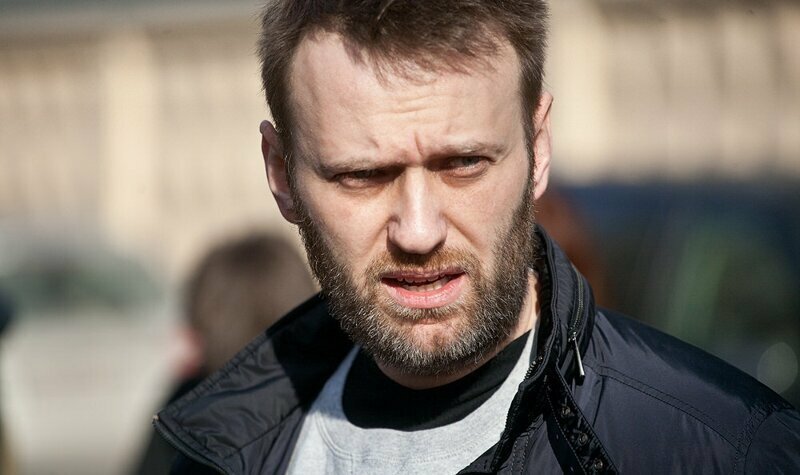Конечно же, он не преминул воспользоваться свежими событиями в одной маленькой, но гордой стране. 