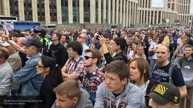 Ведь в числе приглашенных родственники террористов из «Сети» и «Нового Величия», блогер Соколовский и другие русофобы, на которых клейма негде ставить.