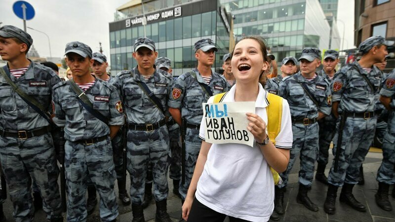 В Москве на проспекте Сахарова состоялось очередное сборище либералов в поддержку журналиста «Медузы» Голунова, которого уже прилично по времени как освободили из «застенков», куда собственно и не попал. 
