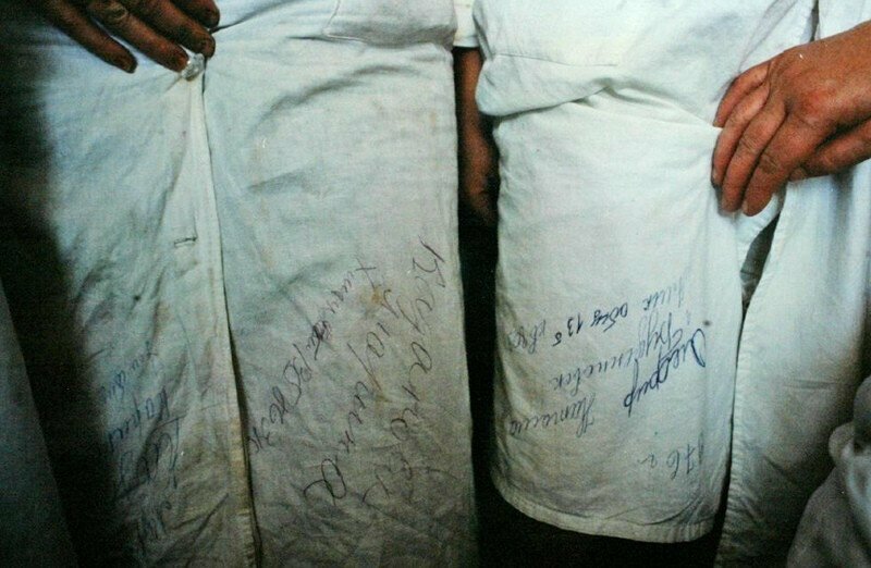 Врачи больницы в Буденновске написали свои имена на халатах, чтобы после штурма, в случае гибели, можно было опознать тело. Россия. Июнь 1995 г.