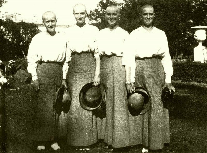 Дочери Николая II Ольга, Татьяна, Мария и Анастасия Романовы после болезни. Парк Александровского дворца, июль 1917 года.