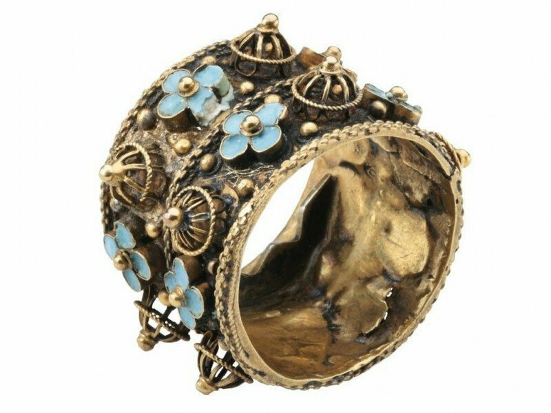 Двойное обручальное кольцо с зубцами внутри. Со временем зубцы врастали и снять кольцо было невозможно, XV век.
