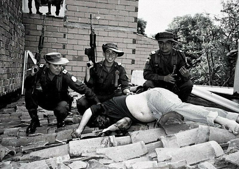 Колумбийская полиция над мертвым телом наркобарона Пабло Эскобара. 1993г.