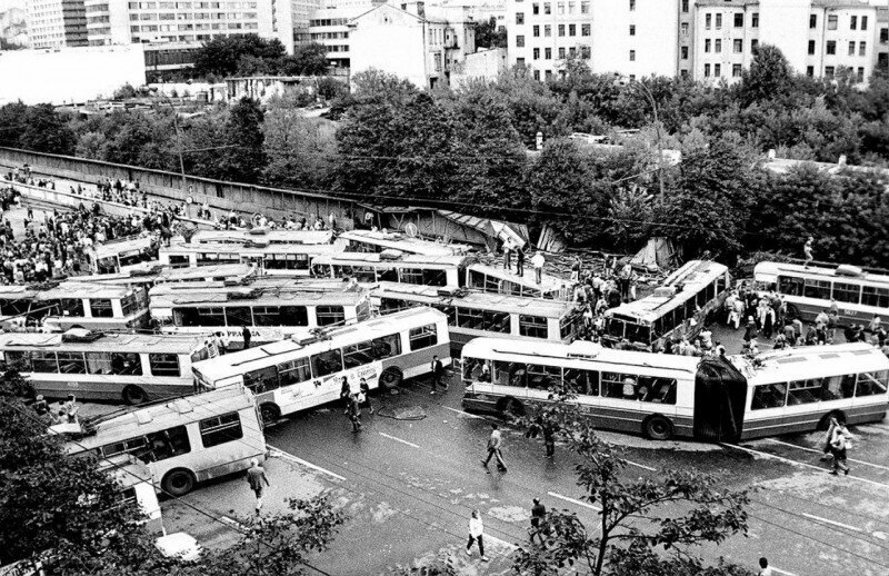 Баррикада из троллейбусов на Новинском бульваре во время путча, Москва, 1991 год.