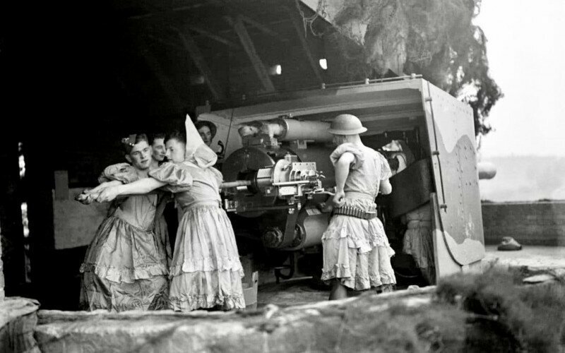 Репетиция любительского военного театра прервана для подготовки орудий к стрельбе. Графство Кент, Великобритания, 1941 год.