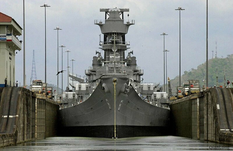 USS Iowa BB-61 в последний раз проходит Панамский канал по дороге в резервный флот в Калифорнии. 
