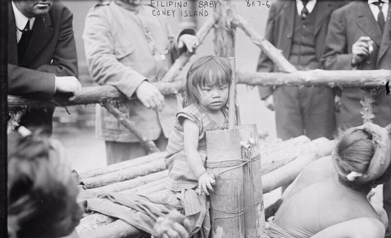 Маленькая девочка из Филиппин. которую показывали в зоопарке Кони-Айленд вместе с животными. Её поместили среди обезьян и ящериц. Её связали веревками, а желающие посетители бросали в нее арахис. 1914 год.