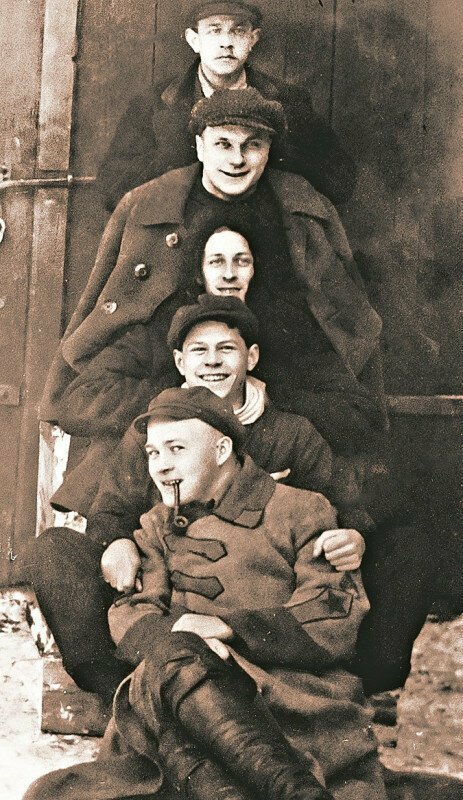 Фельетонист Аркадий Гайдар и другие сотрудники газеты Звезда. Пермь, 1925 г.