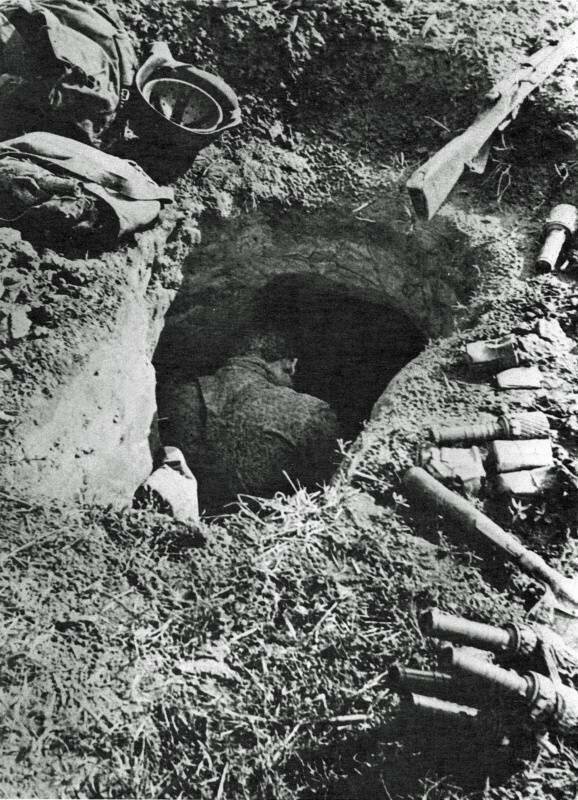 Погибший красноармеец в окопе, 1941