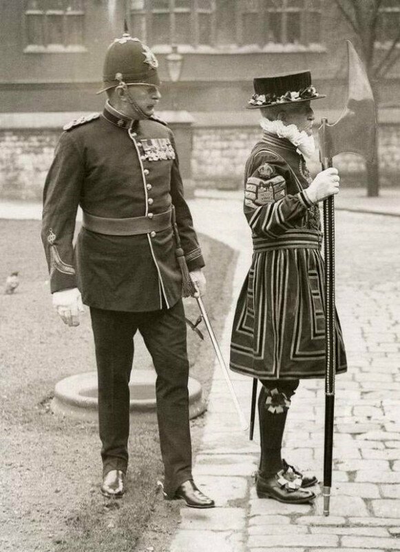Бобби и Бифитер. Полицейский и охранник Тауэра. Лондон. Великобритания. 1934г.
