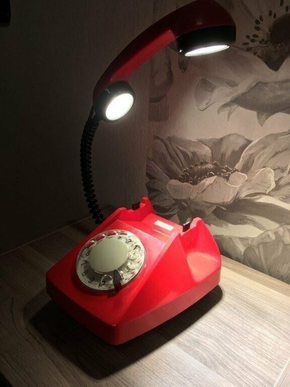 Вот вам лампа из старого телефона