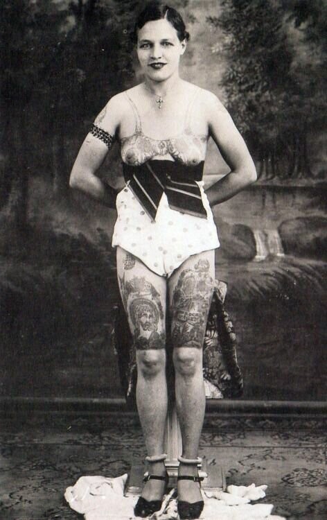 Подборка фото винтажных дам с татуировками
