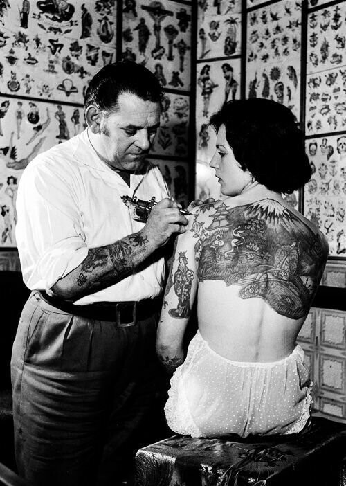 Подборка фото винтажных дам с татуировками
