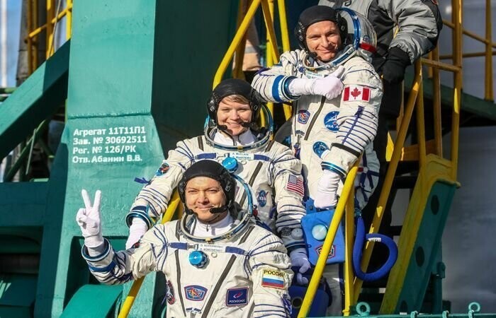 Спускаемый аппарат корабля «Союз МС-11» с тремя космонавтами с МКС успешно приземлился в Казахстане