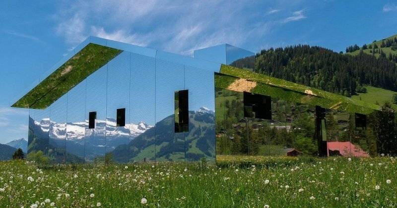 Зеркальный дом в горах