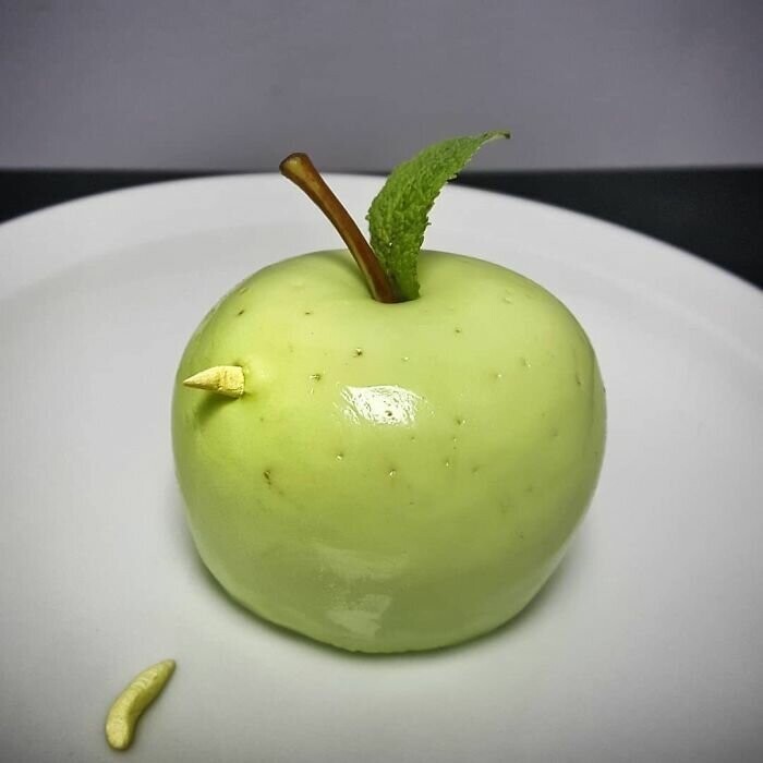 20. Яблочный крем по-баварски с томлеными яблоками и шоколадными червяками